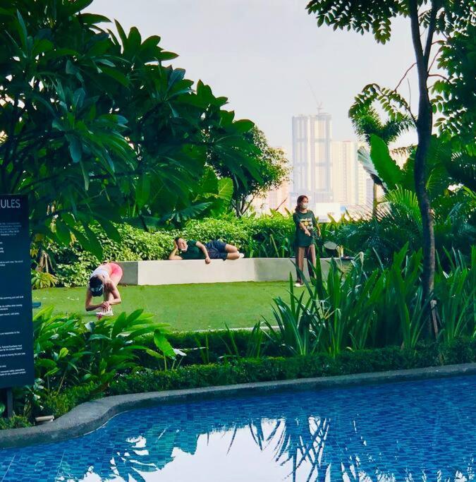 Air Residence 1Br With Balcony Free Netflix And Disney Plus Manila Ngoại thất bức ảnh