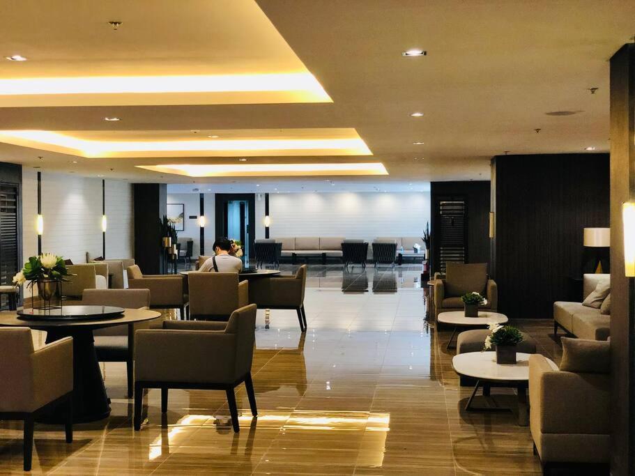 Air Residence 1Br With Balcony Free Netflix And Disney Plus Manila Ngoại thất bức ảnh